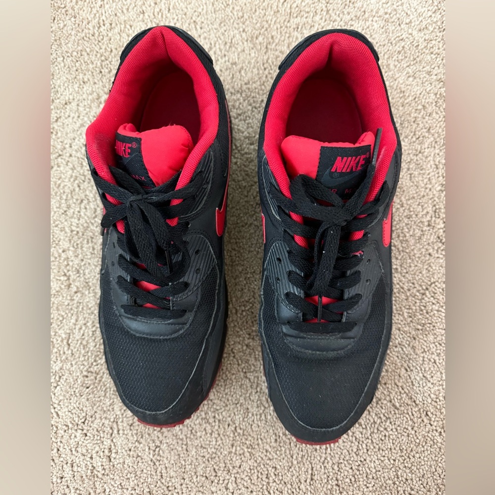 Men’s Nike AirMax Size 10 Black/ Red - Good Condition